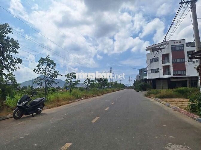 Chính chủ bán đất nền mặt tiền đường 16m  khu cây xăng 28, Quy Nhơn