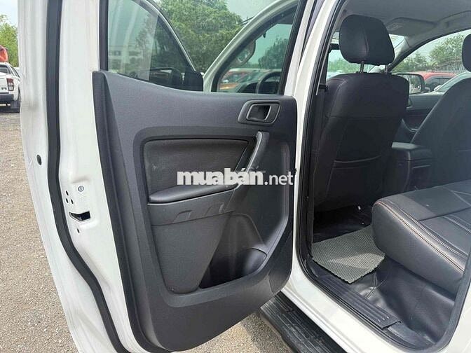 Ford Ranger Trắng 2019 XLT số sàn hai cầu