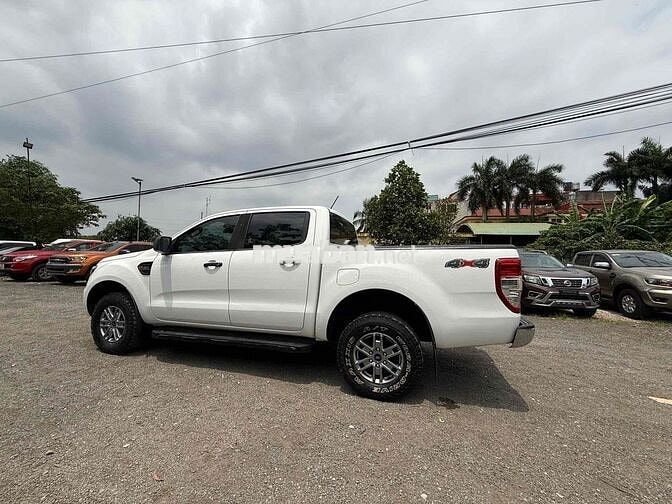 Ford Ranger Trắng 2019 XLT số sàn hai cầu