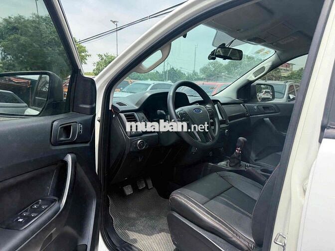 Ford Ranger Trắng 2019 XLT số sàn hai cầu