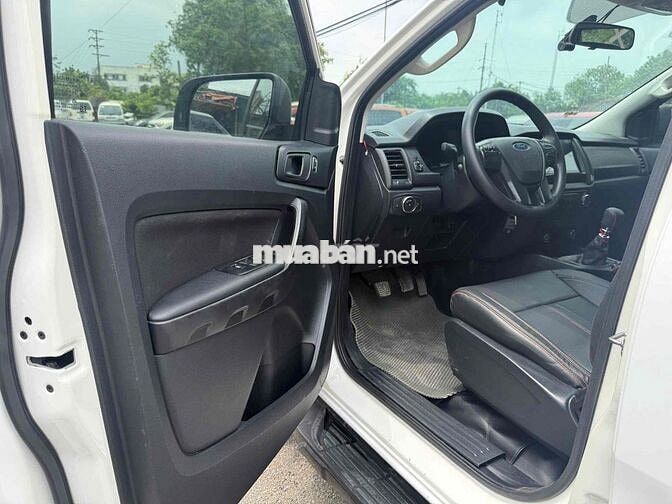 Ford Ranger Trắng 2019 XLT số sàn hai cầu