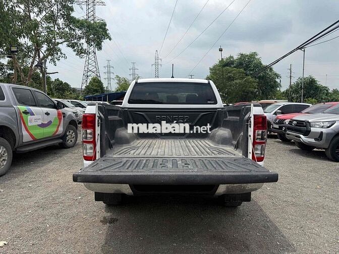 Ford Ranger Trắng 2019 XLT số sàn hai cầu