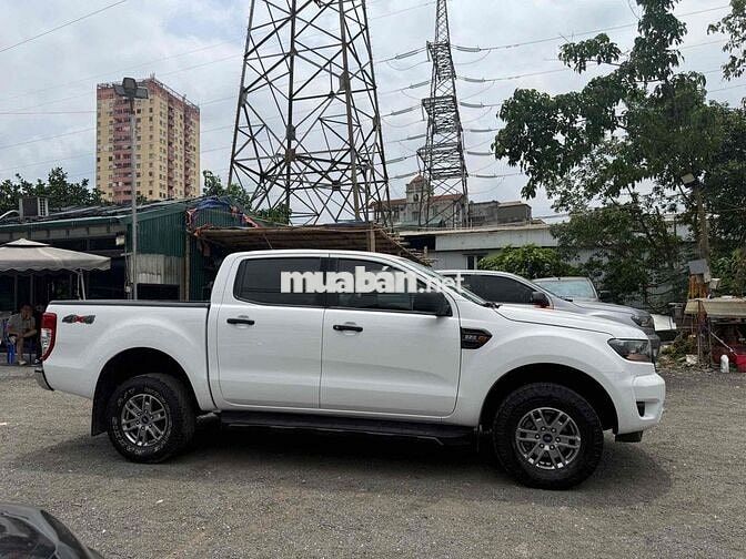 Ford Ranger Trắng 2019 XLT số sàn hai cầu