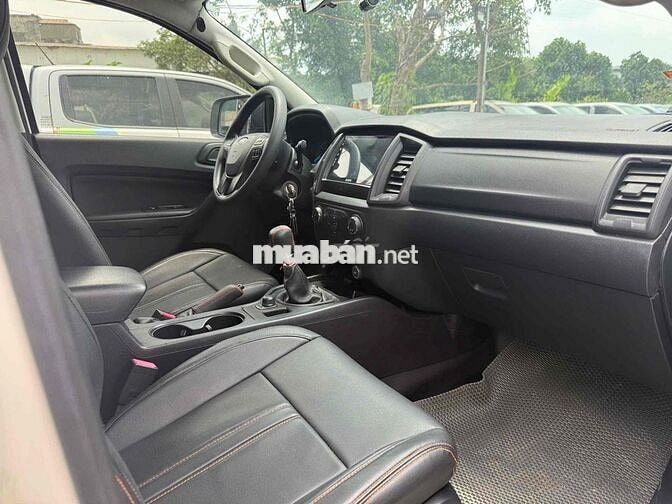 Ford Ranger Trắng 2019 XLT số sàn hai cầu