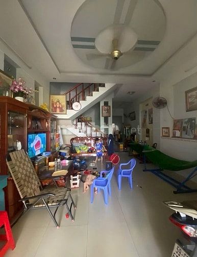 Bán gấp căn nhà ở ngay chợ Phú Lạc, đường Tân Liêm, giá 910 triệu.
