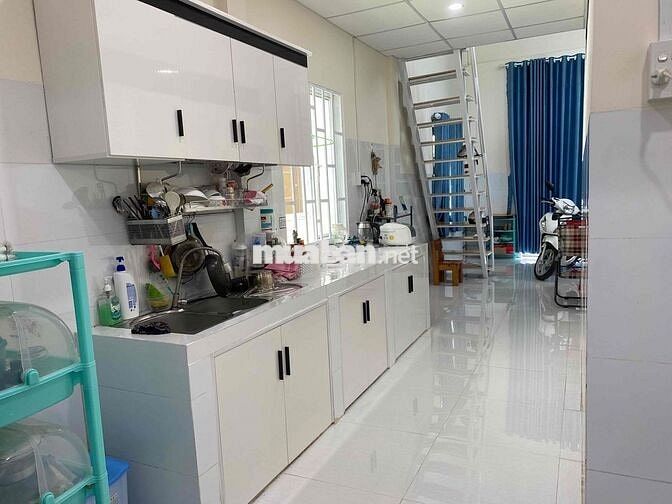 Nhà mái thai có gác lững kiên cố, wiu lúa sau  .