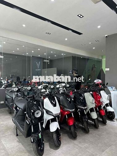 Nhân viên bán xe máy điện