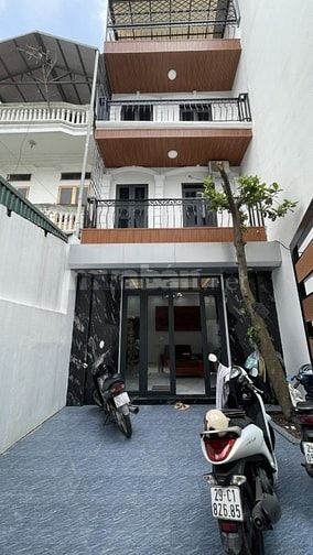 Phố Chu Huy Mân – Long Biên – 103 M2 – 4 Tầng – MT 4.7 M – Giá 12.2 Tỷ