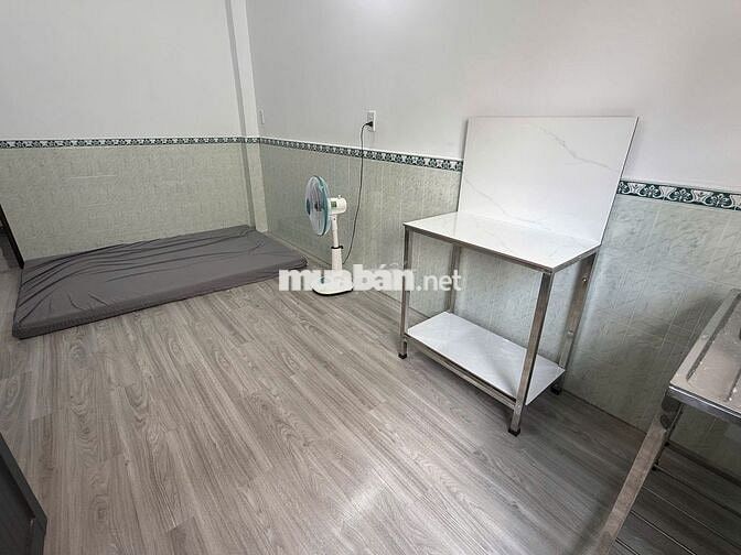 Phòng trọ quận 1: đường Bùi Viện, full nội thất, có cửa sổ, phòng mới