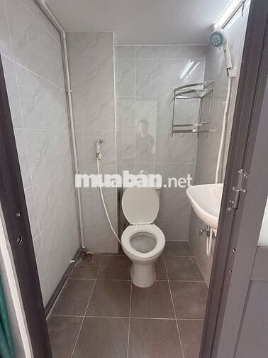 Phòng trọ quận 1: đường Bùi Viện, full nội thất, có cửa sổ, phòng mới