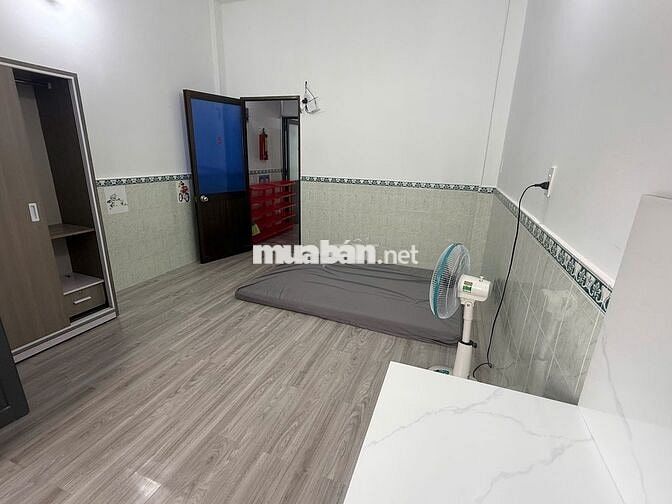 Phòng trọ quận 1: đường Bùi Viện, full nội thất, có cửa sổ, phòng mới