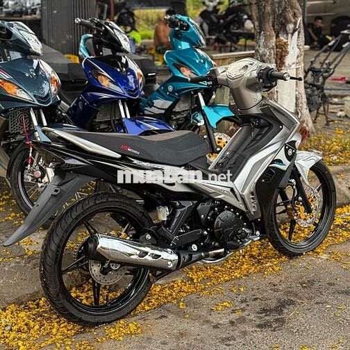 Exciter côn tay xuống áo bạc đen