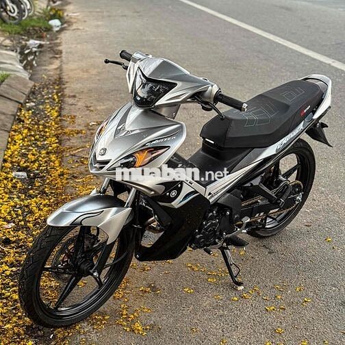 Exciter côn tay xuống áo bạc đen