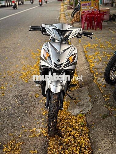 Exciter côn tay xuống áo bạc đen