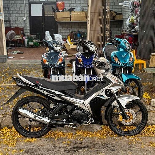 Exciter côn tay xuống áo bạc đen