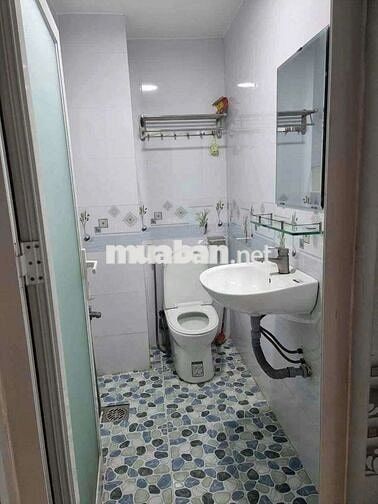 P15 .Cho thuê diện tích to xe hơi đậu trước nhà