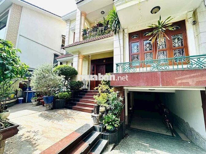 Biệt Thự full nội thất 12x20 Hầm trệt 2 lầu áp mái