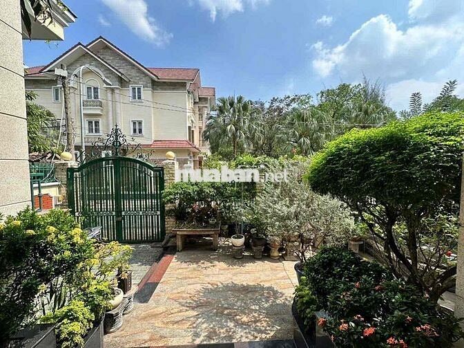 Biệt Thự full nội thất 12x20 Hầm trệt 2 lầu áp mái