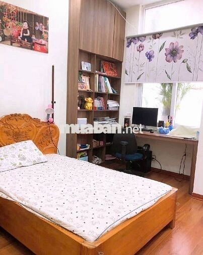 Nhà dân xây 5 tầng cạnh sau học viện tài chính, ô tô đỗ cửa