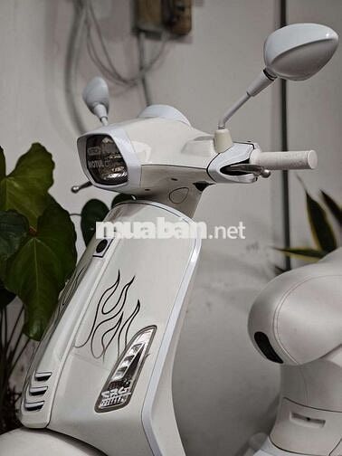 Piaggio vespa up bản giới hạn Justin Bieber Trắng