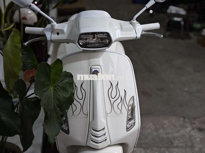 Piaggio vespa up bản giới hạn Justin Bieber Trắng