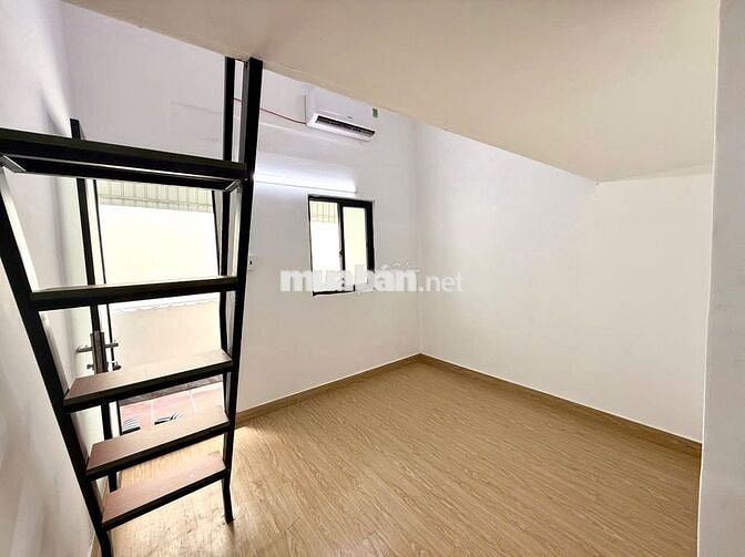 Phòng bancol cửa sổ trời có máy lạnh gần Cv Làng Hoa giá rẻ