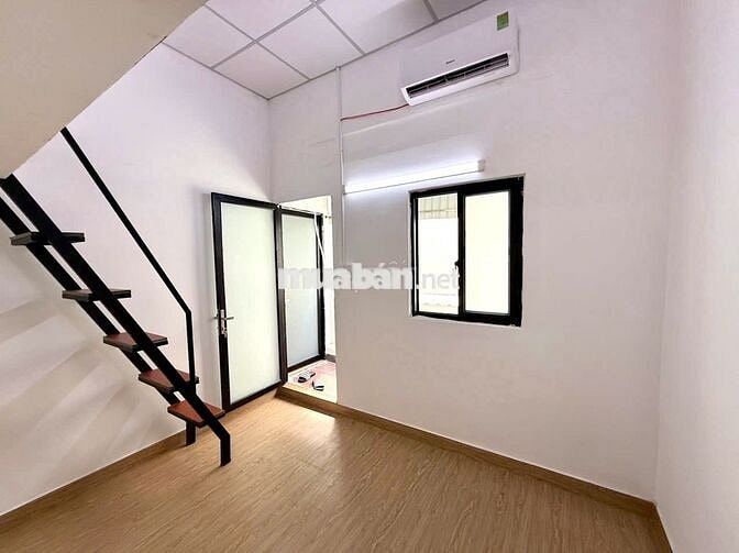 Phòng bancol cửa sổ trời có máy lạnh gần Cv Làng Hoa giá rẻ