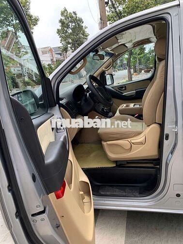 Hyundai Starex 2016 9 chỗ Bạc