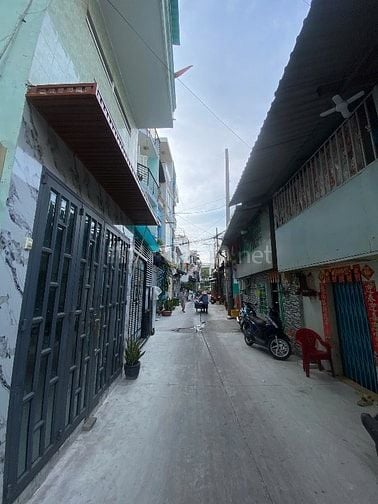 Bán nhà nhỏ xinh 3 tầng nhỉnh 3 tỷ. Hẻm xe hơi quận 11 giáp quận 10.  