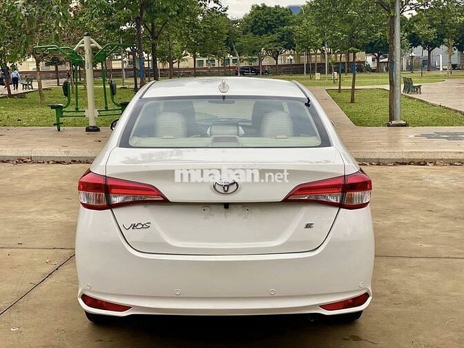 Bán xe Toyota Vios 2019 số sàn, màu trắng,