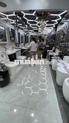 Bán hàng tại showroom Huyền Trân Công Chúa