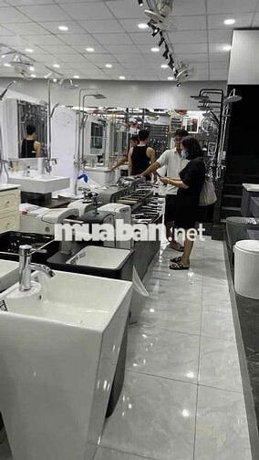 Bán hàng tại showroom Huyền Trân Công Chúa