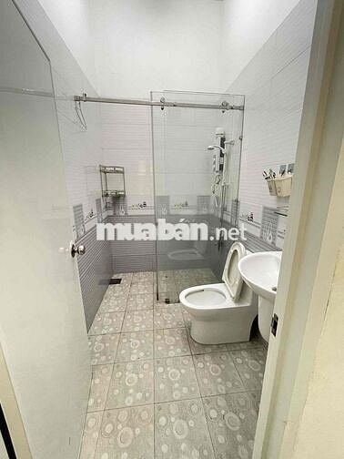 Nhà 2 phòng full nội thất hẻm ô tô gần Vincom Hùng Vương