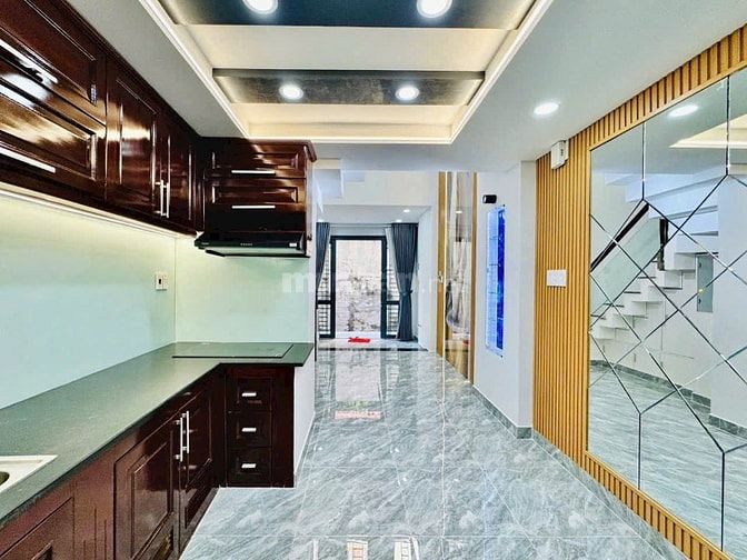 GIẢM GIÁ CĂN NHÀ. SÁT BÊN MẶT TIỀN THÍCH QUẢNG ĐỨC. P4 PHÚ NHUẬN. 