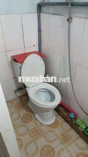 Cho thuê nhà 2 tr sử dụng 2 lầu 1pn 1wc mặt tiền đối diện trường học