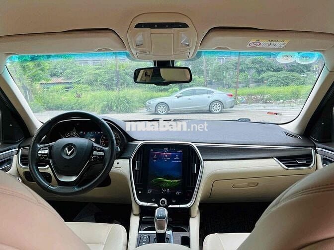 VinFast Lux SA Premium 2019 Trắng