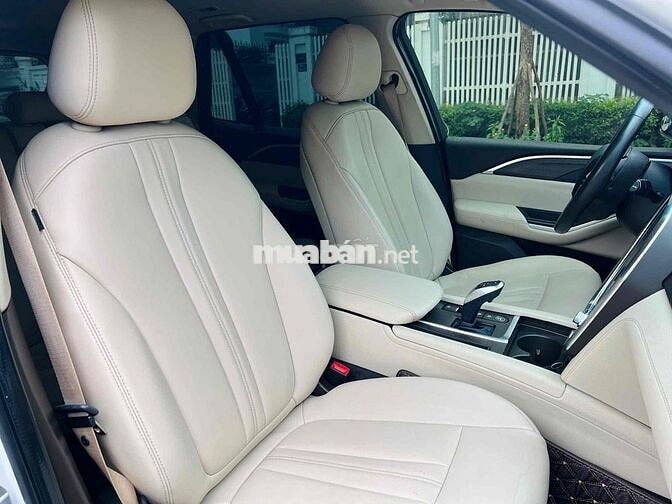 VinFast Lux SA Premium 2019 Trắng