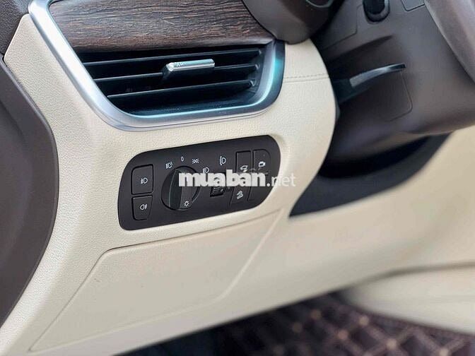 VinFast Lux SA Premium 2019 Trắng