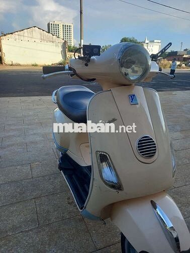 Piaggio Vespa màu Kem