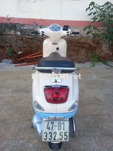 Piaggio Vespa màu Kem