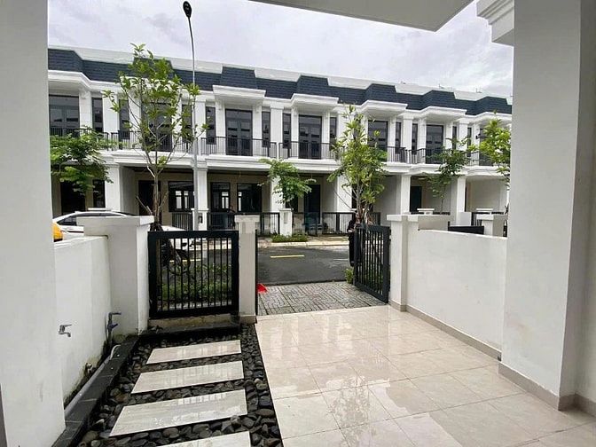 🏠 NHÀ PHỐ SỔ SẴN - THU NHẬP NGAY 10TR/THÁNG - SÁT CẠNH KCN VSIP 3