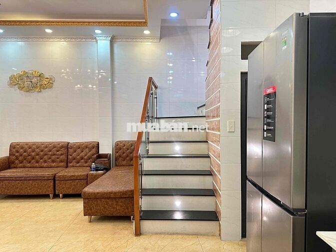 Cho thuê nhà ngay chợ Phạm Văn Hai