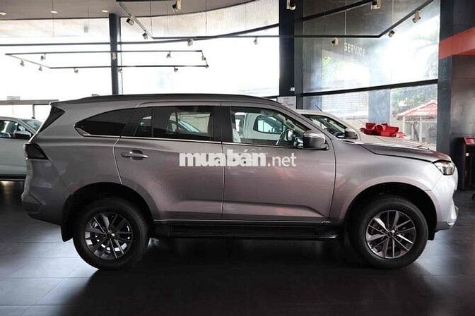 Isuzu MU-X 7 chỗ màu Bạc