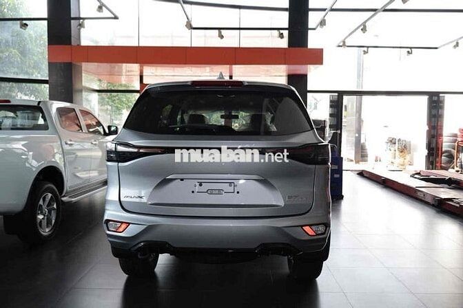 Isuzu MU-X 7 chỗ màu Bạc