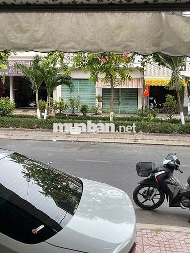 Định cư nước ngoài, bán nhà mặt tiền Nguyễn Văn Linh, phường Hồng Ngự