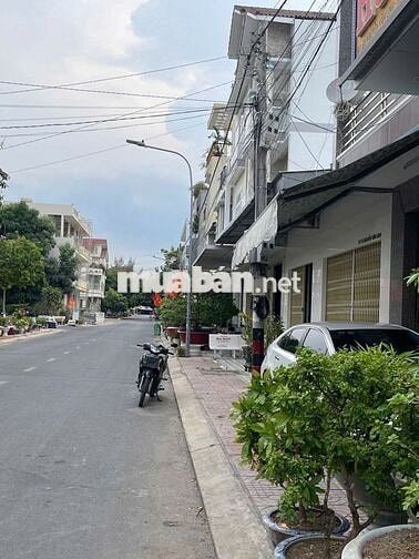 Định cư nước ngoài, bán nhà mặt tiền Nguyễn Văn Linh, phường Hồng Ngự