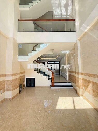 HÀNG VIP HIỆP BÌNH  SÁT MT QL13  ĐỐI DIỆN VẠN PHÚC Ô TÔ NGỦ TRONG NHÀ