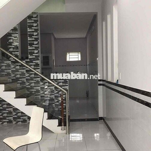 Cho thuê nhà nguyên căn 4x12.5m, 2 WC, 2PN. Vị trí thuận lợi.