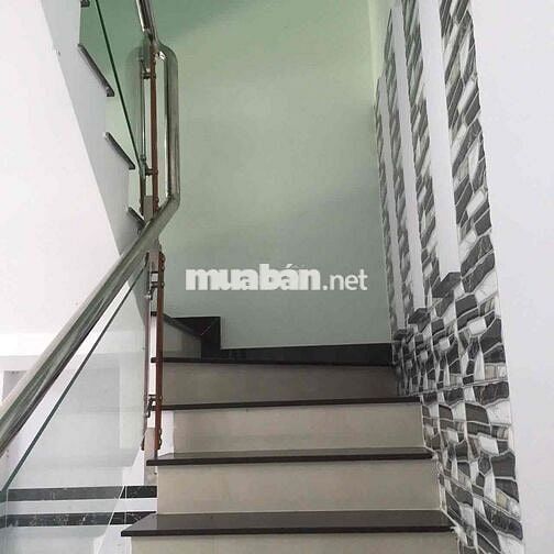 Cho thuê nhà nguyên căn 4x12.5m, 2 WC, 2PN. Vị trí thuận lợi.