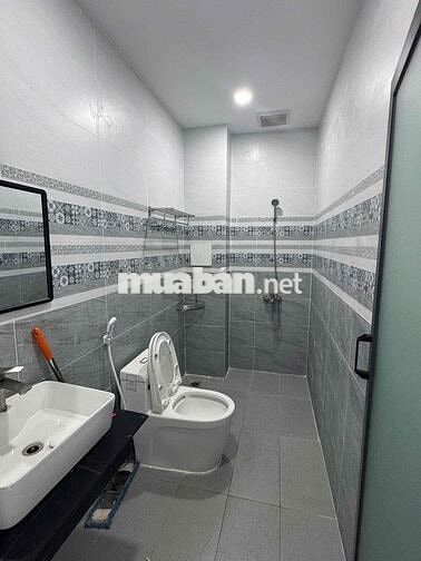 Nhà 1 hầm trệt 2 lầu 4PN, 4wc, 6 máy lạnh ngay Vòng Xoay HT3
